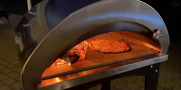 Sådan laver du sprøde pizzaer i din brændefyret pizzaovn